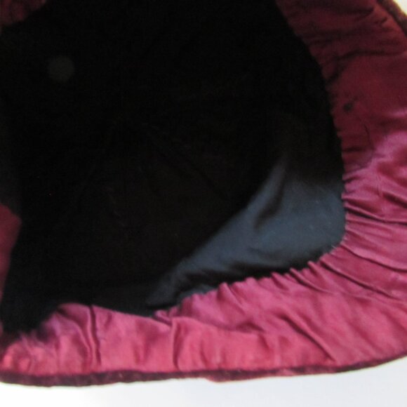 Deco Era Cloche Hat Burgundy Velvet Burgundy Rosettes 1920 Style - Picture 12 of 12